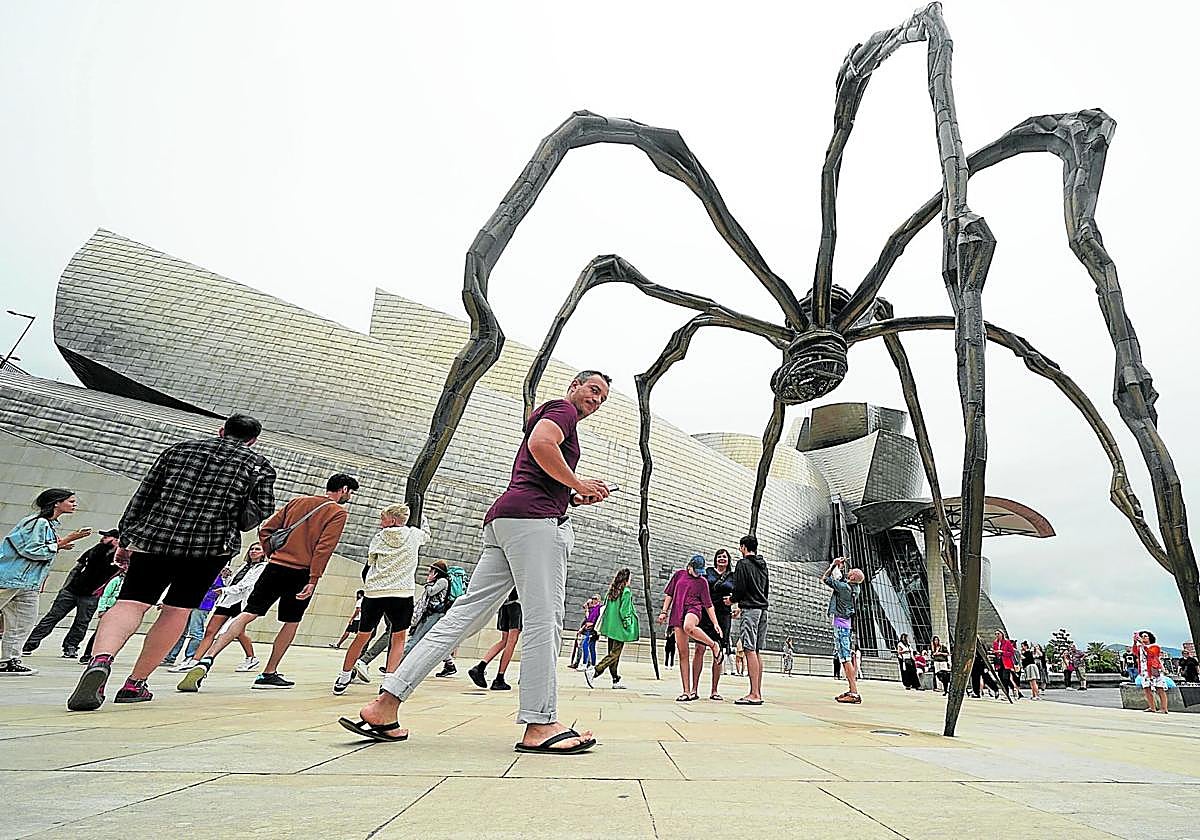 Bilbao, última parada. El imponente Guggenheim maravilla a los pasajeros del Costa Verde Express.
