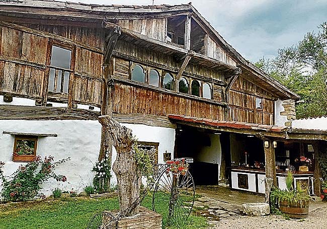 A la mesa. El restaurante Aspaldiko se encuentra en un caserío.