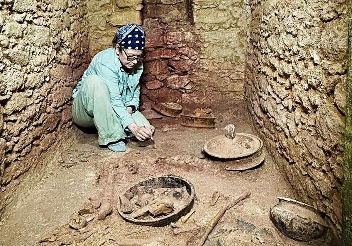 Diane Chase en la tumba recién descubierta de Te K'ab Chaak.