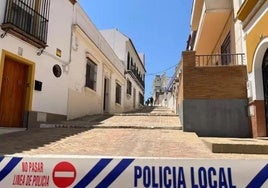 Calle precintada por la Policía Local de Alcalá por el siniestro de la Casa Ibarra.
