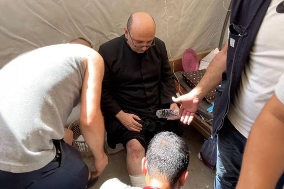 El párroco Gabriel Romanelli es atendido justo después del bombardeo.