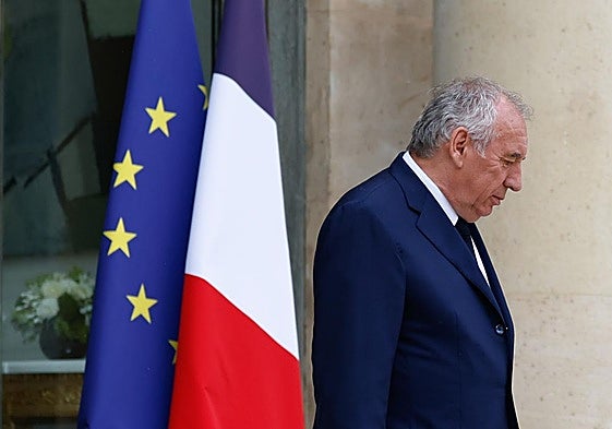 La moción de censura planea sobre Bayrou por su radical plan de recortes sociales