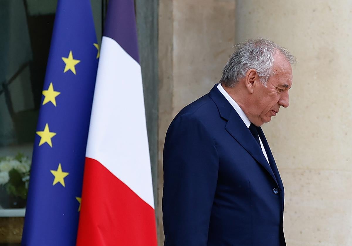 La moción de censura planea sobre Bayrou por su radical plan de recortes sociales