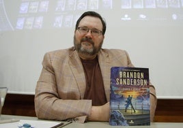 Brandon Sancerson con su último lanzamiento 'Viento y verdad' en el Festival Celsius de Avilés.