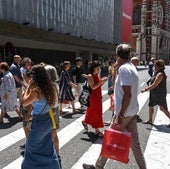 Ciudadanos de compras por el centro de Bilbao.