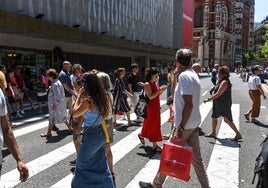 Ciudadanos de compras por el centro de Bilbao.