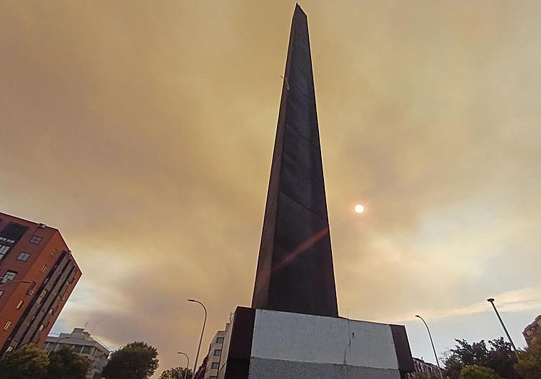 Vista del humo del incendio de Méntrida desde la glorieta de Pirámides, este jueves en Madrid