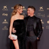 Alejandro Sanz y Candela Márquez posan en la alfombra roja de los Goya.