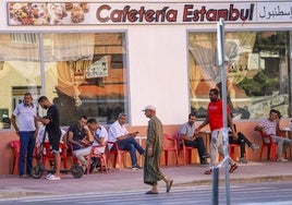 Vecinos de la localidad de Torre Pacheco pasan la tarde ayer en la terraza de la cafetería Estambul.