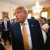 Donald Trump habla con los medios de comunicación.