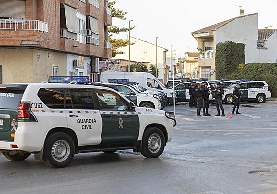 Agentes de la Guardia Civil cierran el tráfico este miércoles en el barrio de San Antonio de Torre Pacheco