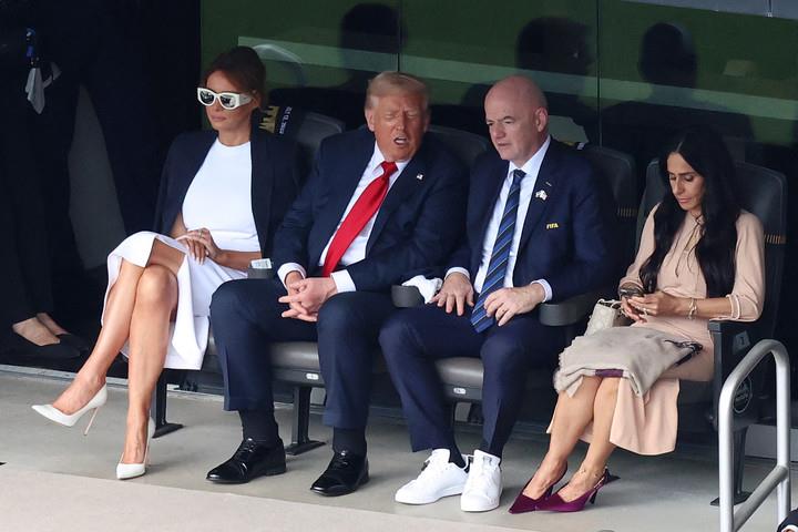 La foto que hizo saltar las alarmas es la de Trump con los tobillos hinchados en la final del Mundial de Clubes en Nueva Jersey.