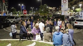 Los ciudadanos esperan en vigilia en la calle tras un seismo en Nápoles.
