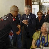 Grande-Marlaska saluda a un agente antes de la reunión.
