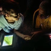 Ciudadanos sin luz durante el apagón del pasado 28 de abril.