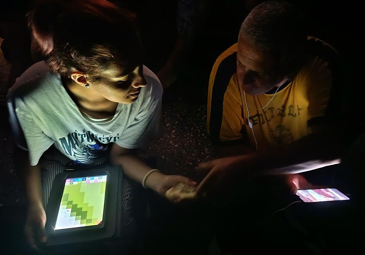 Ciudadanos sin luz durante el apagón del pasado 28 de abril.