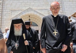 El Patriarca latino de Jerusalén, cardenal Pierbattista Pizzaballa, y su homólogo ortodoxo, Teófilo III, visitan la única iglesia cristiana de Gaza.