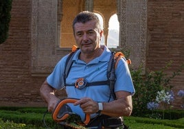 Antonio Ángel, en los jardines de El Partal.
