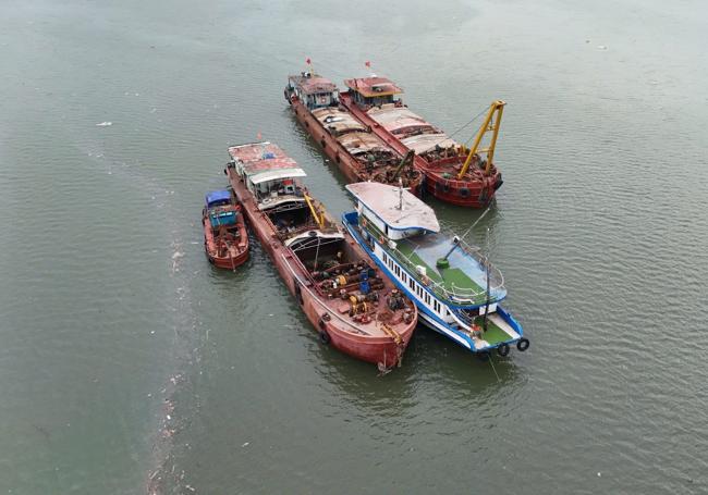Las autoridades ya han reflotado el barco.