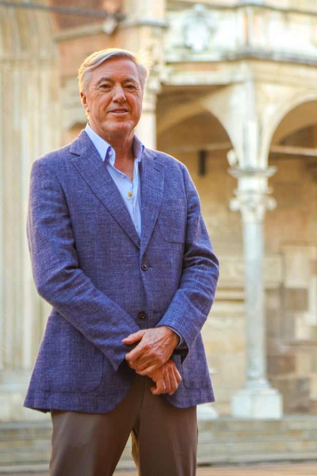 Roemmers in front of the façade of the Cremona Cathedral.