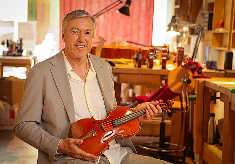 Roemmers con uno de los violines que hoy se fabrican en la Casa Stradivari de Cremona.