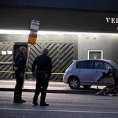 Oficiales de Policía hacen guardia frente al vehículo que atropelló a una multitud en Hollywood.