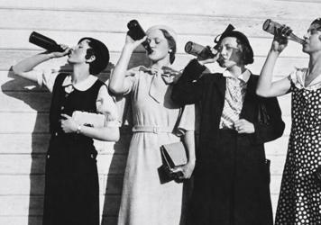 Cada vez más estudios desvelan la cercana relación de las mujeres con la cerveza: una monja del siglo XII tuvo la idea de añadir el lúpulo