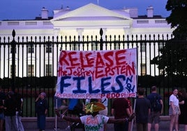 Protesta frente a la Casa Blanca para lograr que haga públicos todos los documentos del caso.