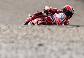 Una caída de Marc Márquez entrega la pole a Pecco Bagnaia