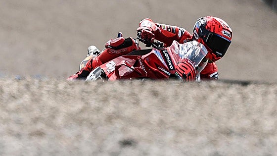 Una caída de Marc Márquez entrega la pole a Pecco Bagnaia