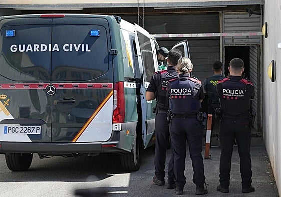 Agentes de la Policía catalana con Lupiáñez, tras su detención.
