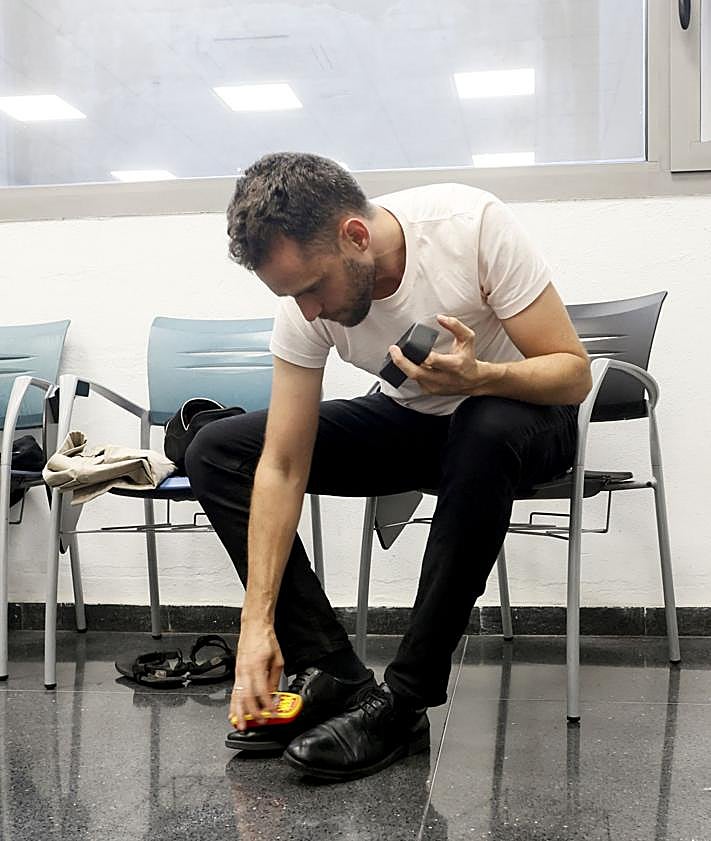 Imagen secundaria 2 - Antes del bolo: grabando un vídeo personalizado para Ángel, comiéndose los bocatas aportados por las fans y lustrándose los zapatos.