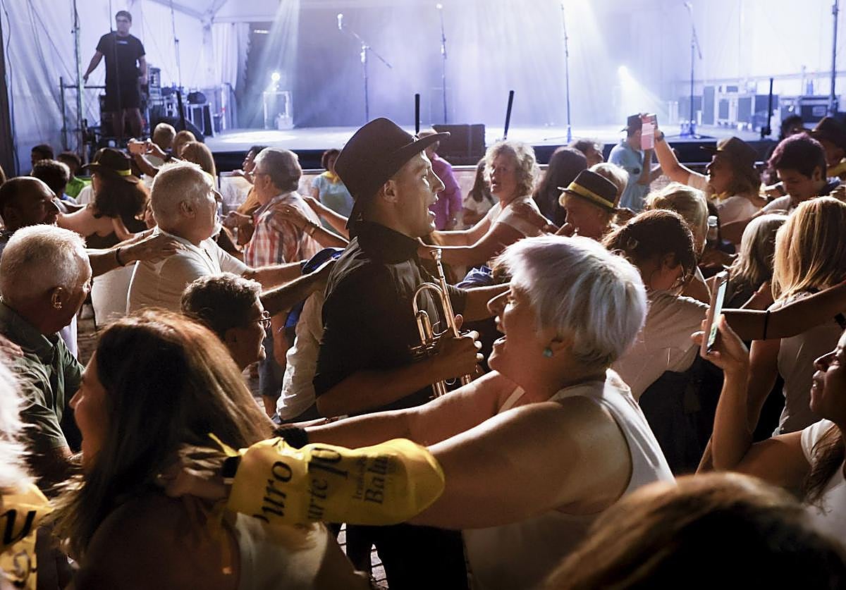 Eneko, trompeta en mano, entre el público durante 'El chacachá del tren'.