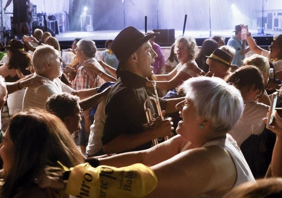 Eneko, trompeta en mano, entre el público durante 'El chacachá del tren'.