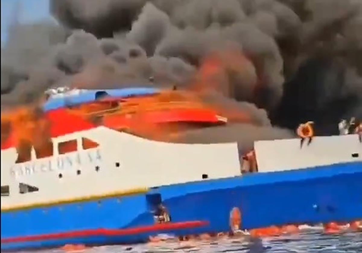 Pasajeros se lanzan al agua para escapar del incendio en el barco indonesio 'KM Barcelona VA.