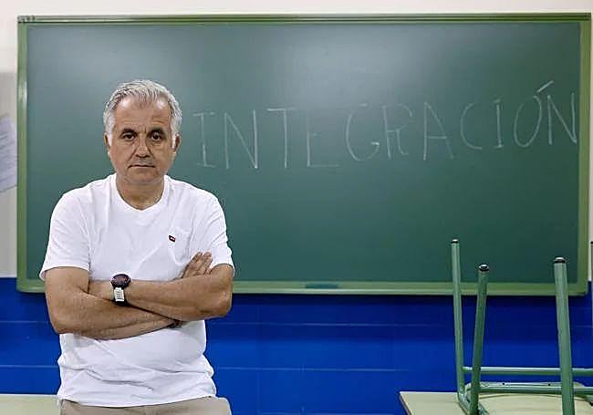 Antonio Vicente Buendía, el pasado jueves en una de las aulas el IES Sabina Mora de Roldán, en Torre Pacheco.