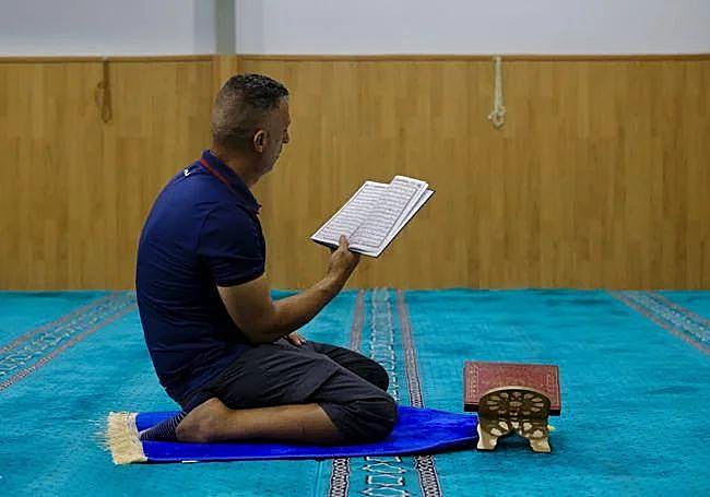 Nabil Moreno, arrodillado en la mezquita.