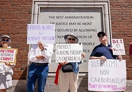 Protesta a favor de Harvard frente al tribunal en el que se ha presentado el caso.