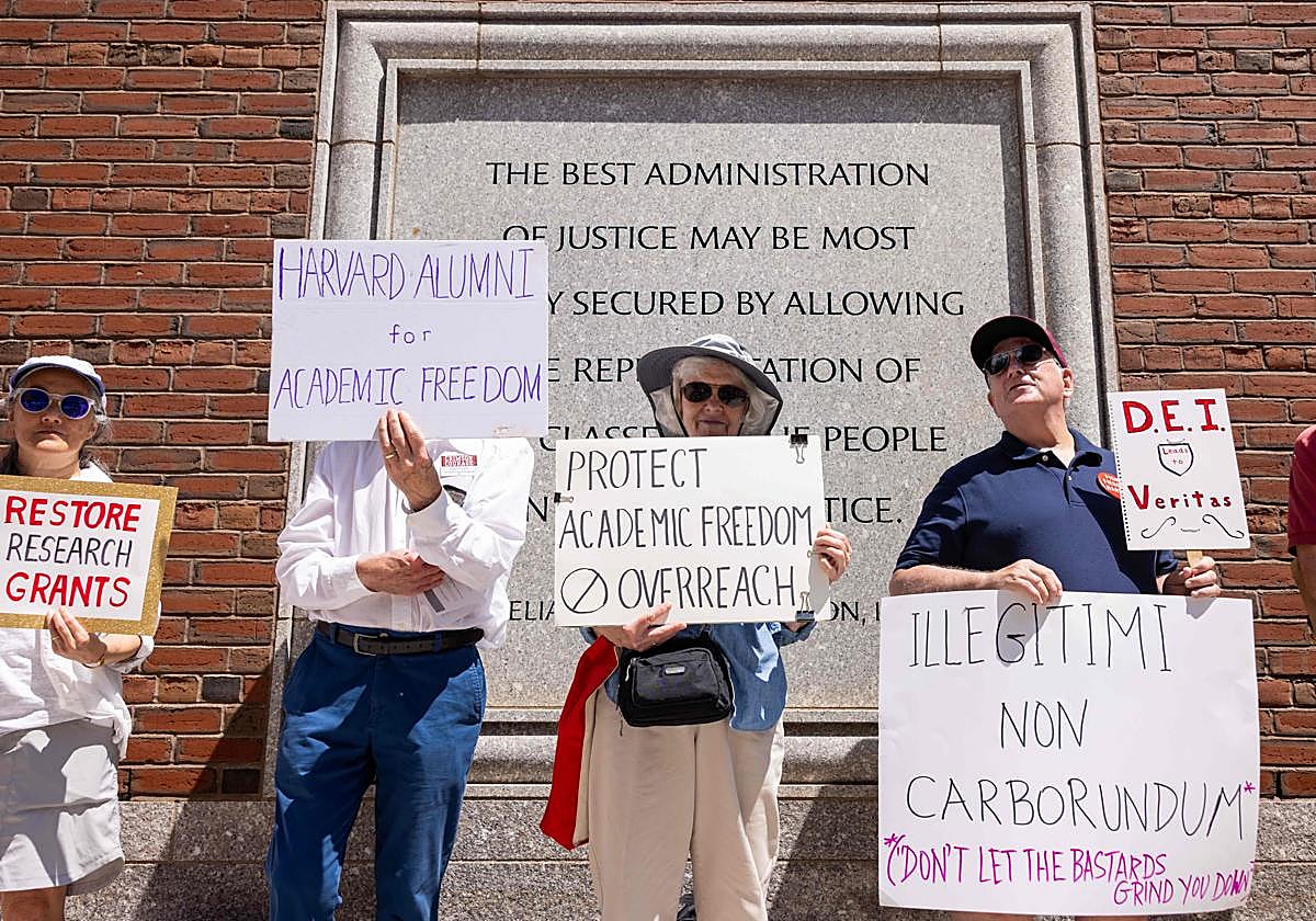 Protesta a favor de Harvard frente al tribunal en el que se ha presentado el caso.