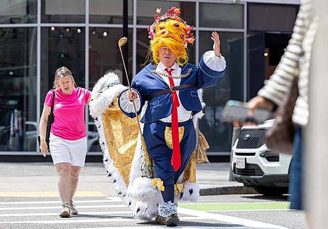 Un manifestante se acerca al juzgado de Boston caricaturizado de Trump.