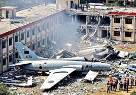 Un caza se estrella contra una escuela en Bangladés y deja al menos 20 muertos