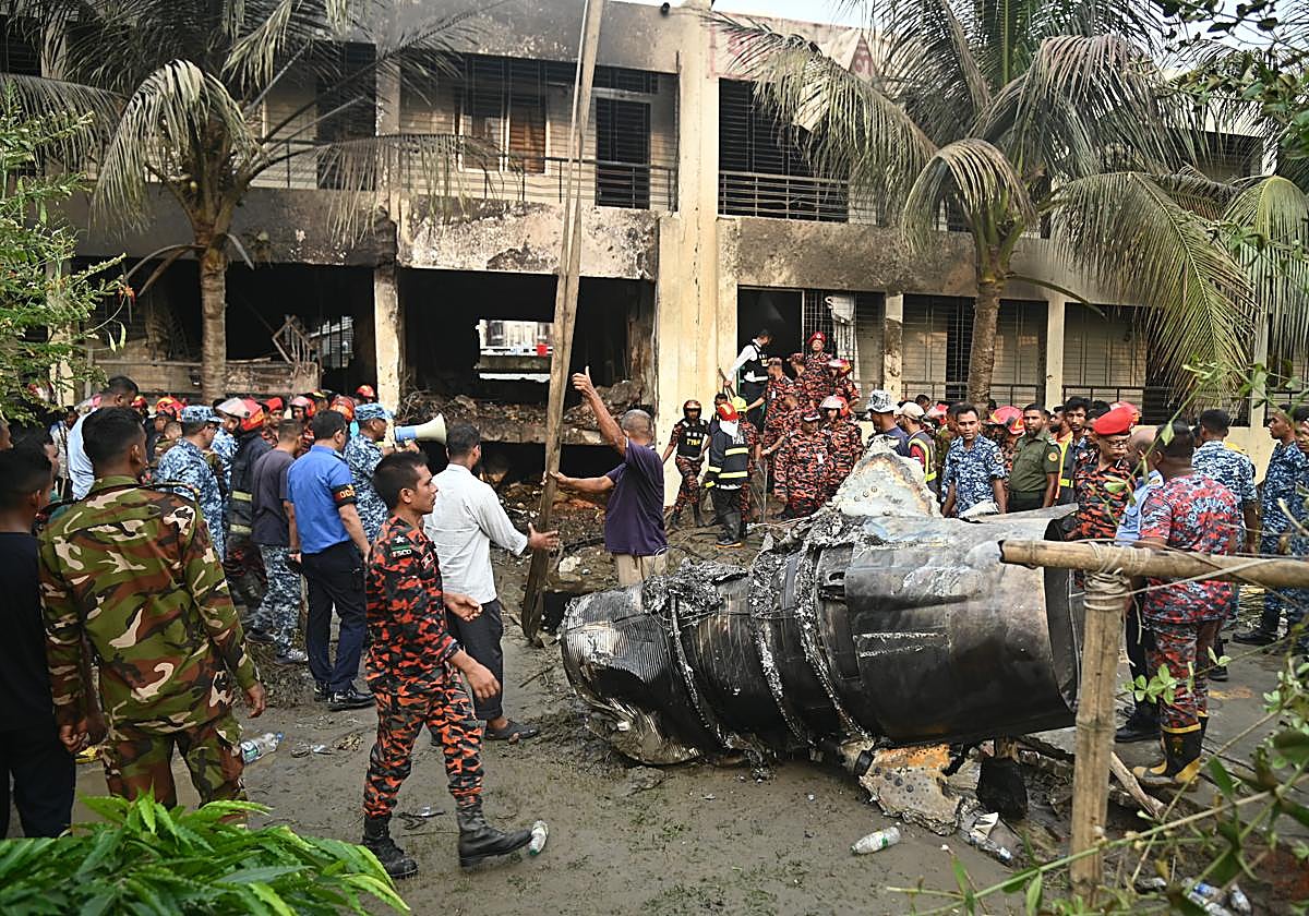 El F 7 ha golpeado contra un colegio.