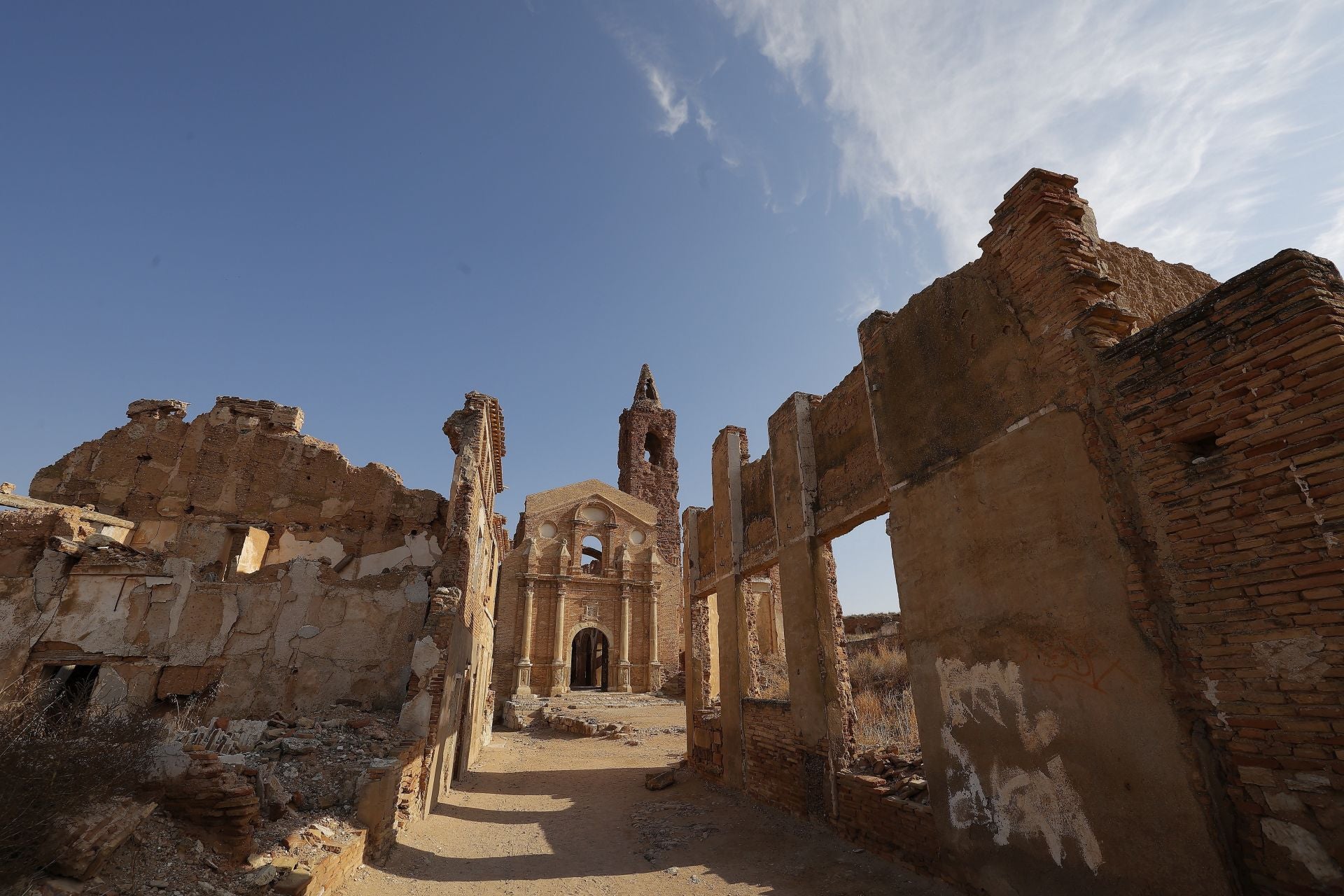 Desolación. Las ruinas del pueblo bombardeado de Belchite.