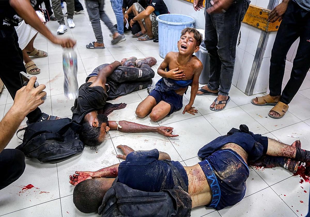 Un niño llora desconsolado ante sus familiares heridos por los disparos.