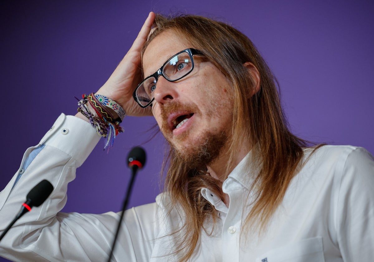 El portavoz de Podemos, Pablo Fernández, este lunes en rueda de prensa