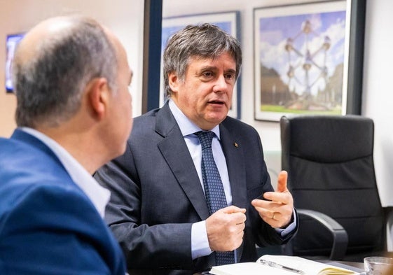 Carles Puigdemont durante una reunión con miembros de su partido en Bruselas.