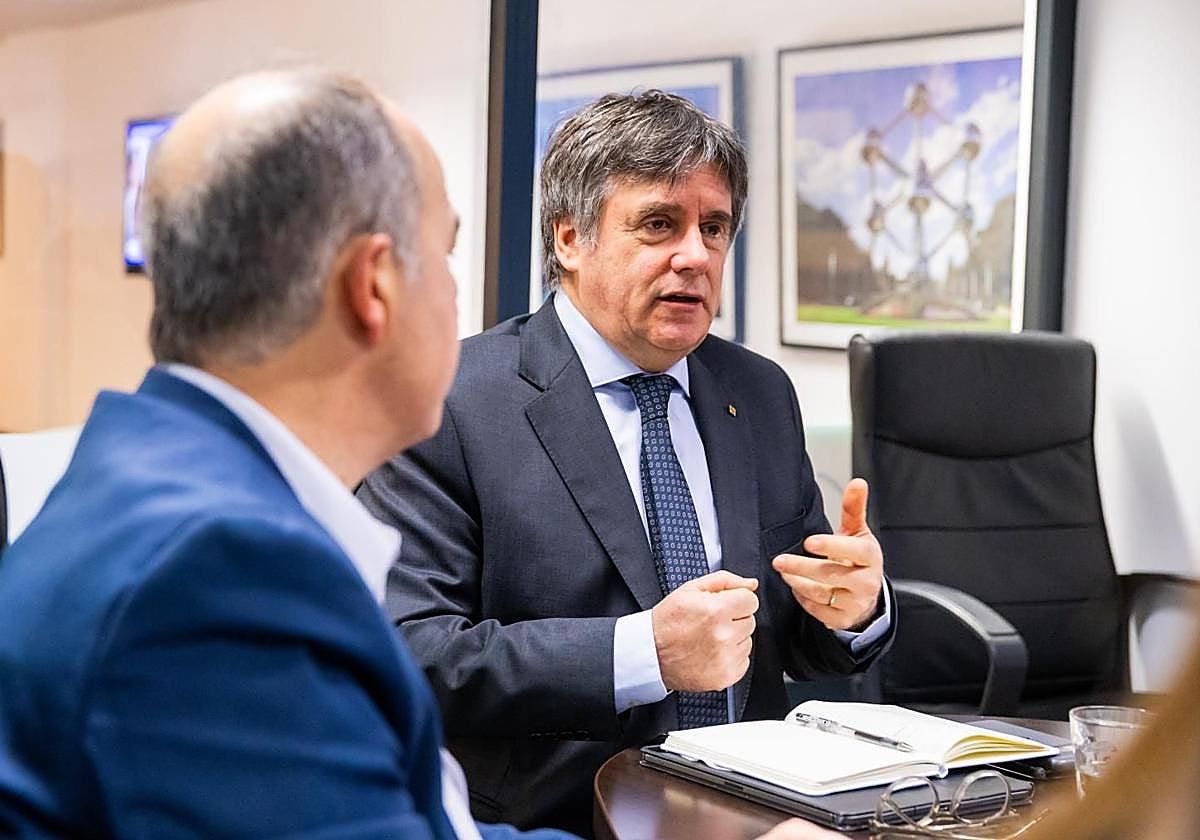 Carles Puigdemont durante una reunión con miembros de su partido en Bruselas.