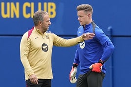Ter Stegen (d) conversa con el técnico Hansi Flick.