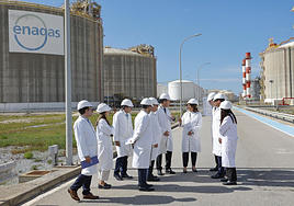 La exvicepresidenta para una Transición Limpia, Justa y Competitiva, Teresa Ribera, en una visita a la planta de Enagás de Barcelona