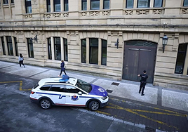 Un coche de la Ertzaintza, a la entrada a la Audiencia de Gipuzkoa